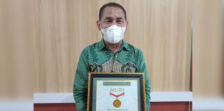 FKIP Unkahir Ternate Raih Rekor Muri Dunia Pada Kegiatan Menulis Sajak Berbahasa Daerah