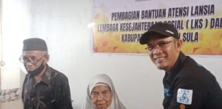Gandeng Dinsos, LKS Dad Hia Salurkan Bantuan Kepada Lansia di Sula Ketua LKS Kab. Sula, Wawan Raden Adihardja ketika menyerahkan bantuan kepada sejumlah Lansia di Sekret LKS, Desa Mangon-Sanana.
