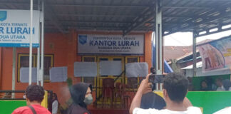 Pelayanan Tidak Maksimal, Warga Palang Kantor Lurah Mangga Dua Utara