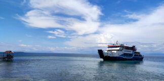 Prajurit Lanal Morotai, Bersama SAR Gabungan Evakuasi Penumpang KMP Ngafi yang Kandas