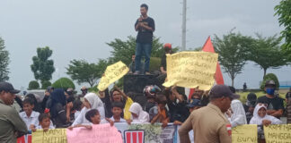 Warga Lingkungan Parton Kembali Gelar Aksi Didepan Kantor Walikota Ternate