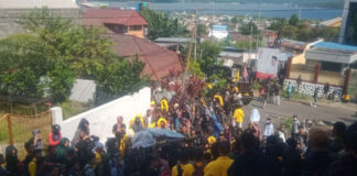 Bawa 13 Tuntutan, Mahasiswa Unkhair Duduki Gedung DPRD Kota Ternate