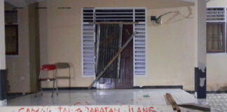 AMPUH Palang Kantor Camat Pulau Hiri