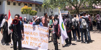 Diduga keluarkan Kata Kotor dan Pungli, Oknum Dosen PGSD Didemo