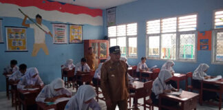 Hari Pertama Ujian, Walikota Ternate Pantau Sejumlah SMP