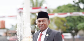 Kadistan Halteng Serahkan Benih Padi Varietas Inpari Kepada Kelompok Tani