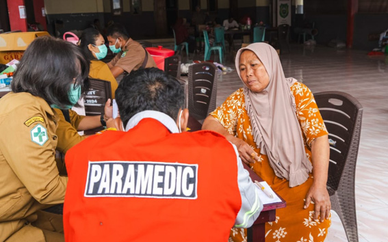 Warga Desa Tongute Ternate yang terdampak banjir, Arfia Jalal, diperiksa Tim Paramedic Harita Nickel