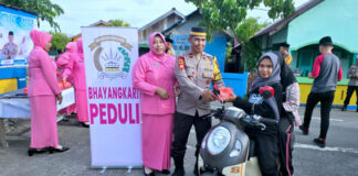 Polsek Kayoa dan Bhayangkari Bagikan 50 Paket Takjil di Perbatasan Desa Guruapin–Bajo