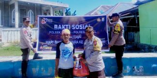 HUT Bhayangkara ke-80, Polsek Kayoa Salurkan Bansos kepada Warga Kurang Mampu