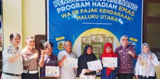 Apresiasi Wajib Pajak Taat, Tim Pembina Samsat Malut Beri Hadiah Emas