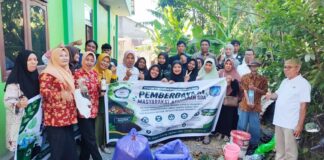 Tim PKM dan Mahasiswa KKN Unkhair Inisiasi Pengolahan Sampah Organik Menjadi Pupuk Super di Kelurahan Soa