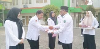 Rektor IAIN Ternate Serahkan SK Kenaikan Pangkat kepada 12 Dosen dan Tenaga Kependidikan