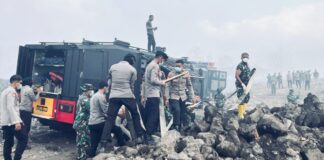 Polres Ternate dan Tim Gabungan Lakukan Pendinginan Pascakebakaran TPA Takome